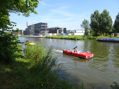 909887 Afbeelding van enkele waterauto's in de Vaartsche Rijn te Utrecht, ter hoogte van de Zeehaenkade. Op de ...